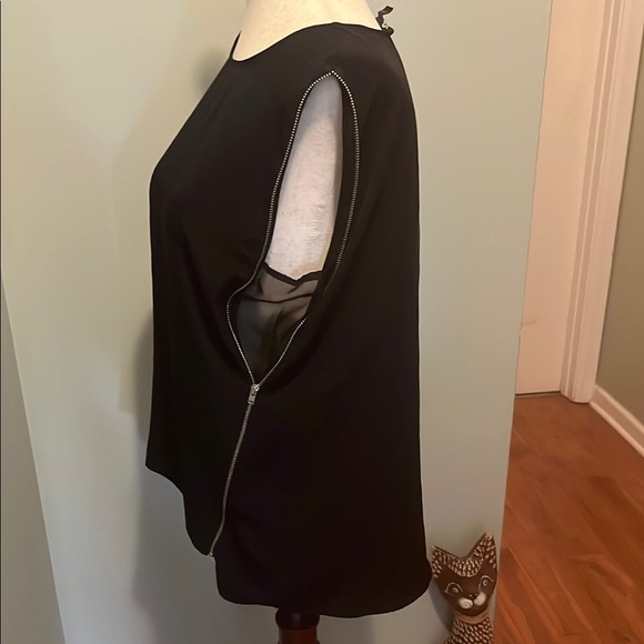 Express Black Sleeveless Top - Picture 2 of 4